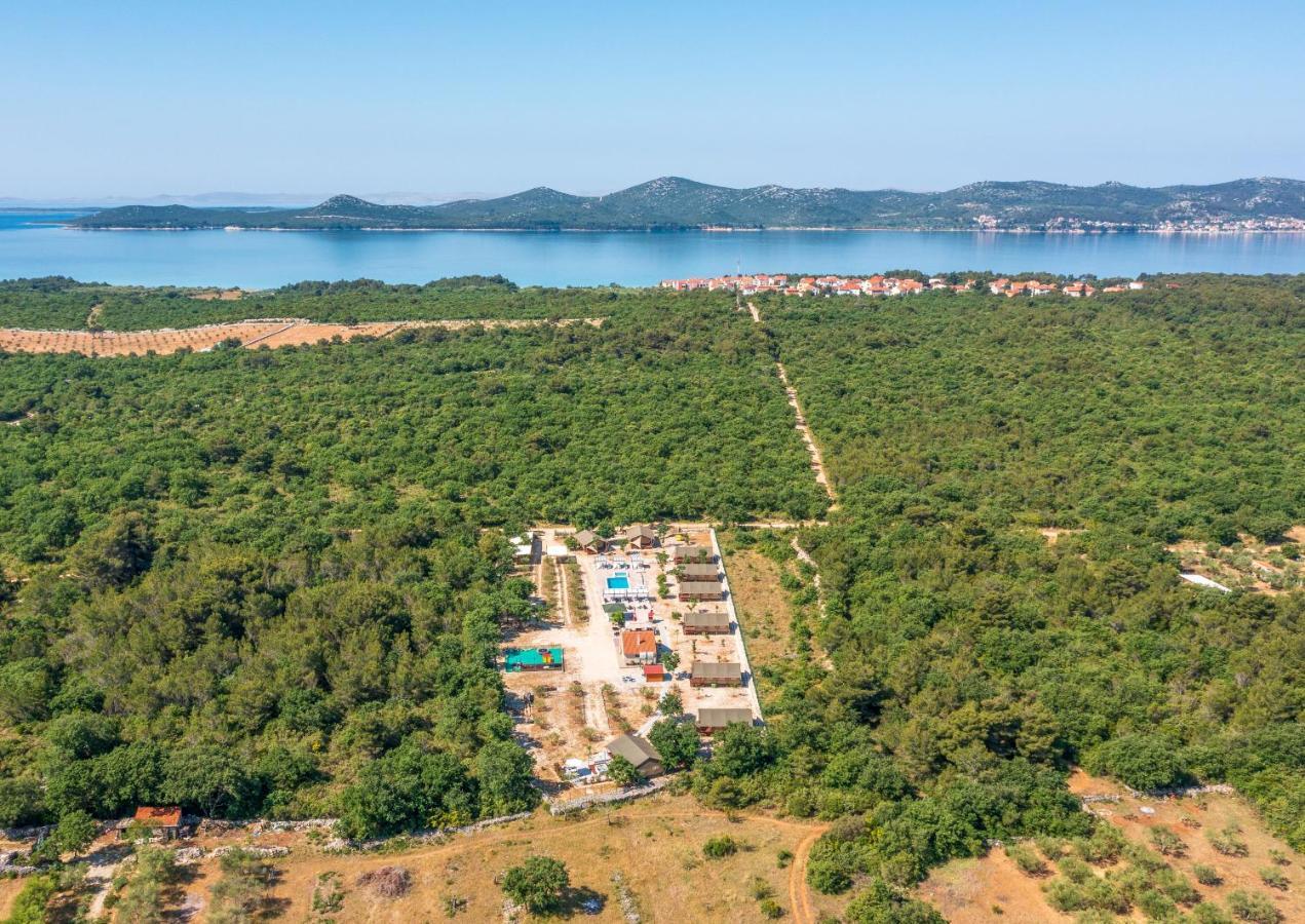 Отель Grande Glamping With Pool Биоград-на-Мору Экстерьер фото